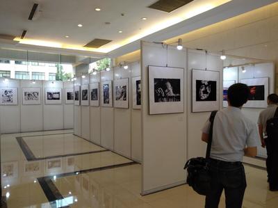 上海書畫展覽展示活動布置 掛畫白色展示板架子出租安裝與數(shù)字化服務應用